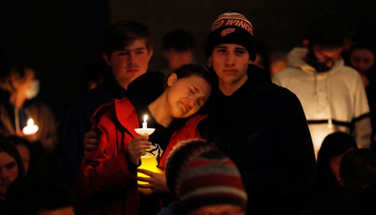 La gente sostiene velas durante una vigilia después de un tiroteo en Oxford High School en Lake Pointe Community Church en Lake Orion, Michigan, pcurrido el martes. / Foto: AFP