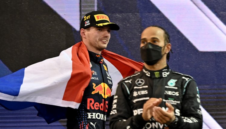 Max Verstappen, campeón mundial de Fórmula Uno de la FIA 2021, junto a Lewis Hamilton (derecha), en el podio del Circuito Yas Marina después del Gran Premio de Fórmula Uno de Abu Dhabi. / Foto: AFP