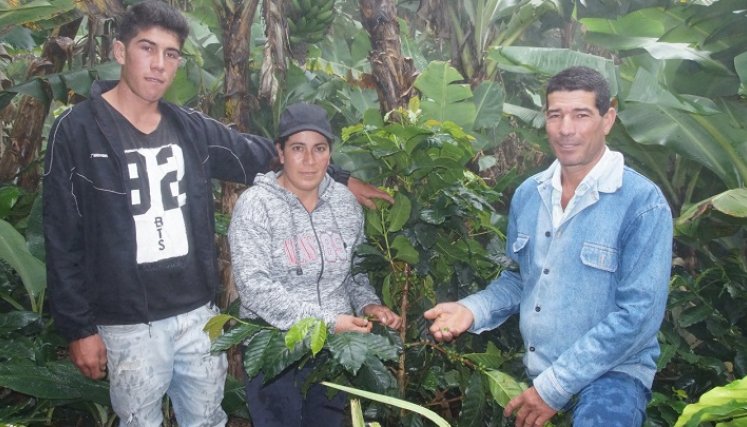 Rodrigo Arias y su familia regresaron a su finca después de ser víctimas de la violencia.