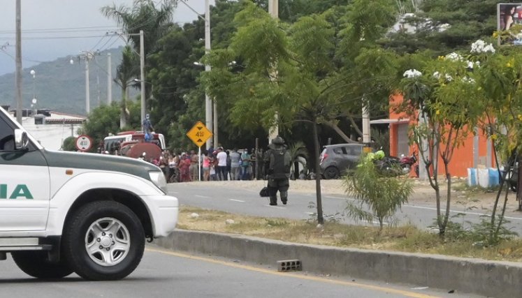 Un experto antiexplosivos activó un contra carga en la maleta.