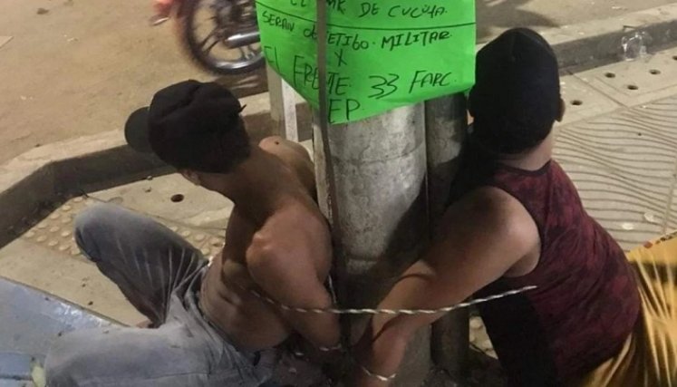 Los dos hombres fueron amarrados a un poste, en el centro de Tibú.