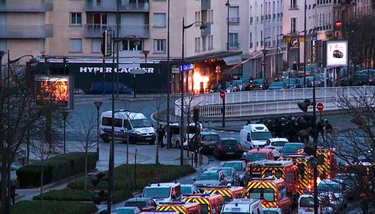 Francia prohíbe las reuniones en nochevieja y agiliza la tercera dosis