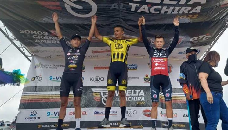 Roniel Espinel (centro) líder de la Vuelta al Táchira 2022.