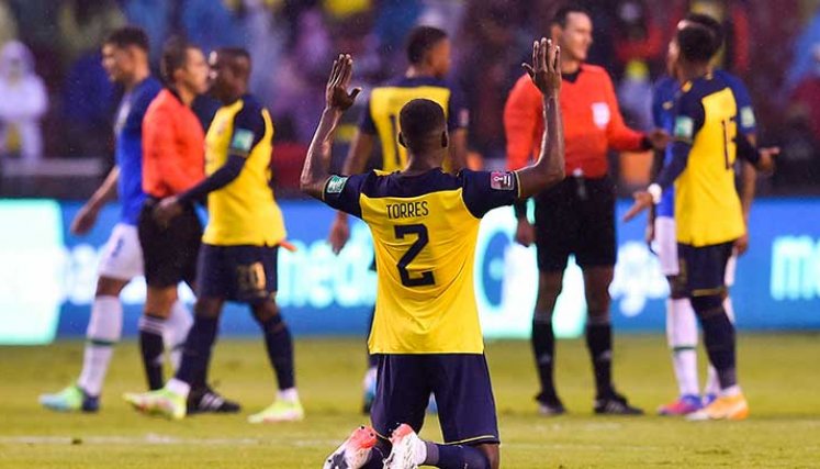 La selección ecuatoriana de fútbol igualó ante Brasil en un partido pólemico. 