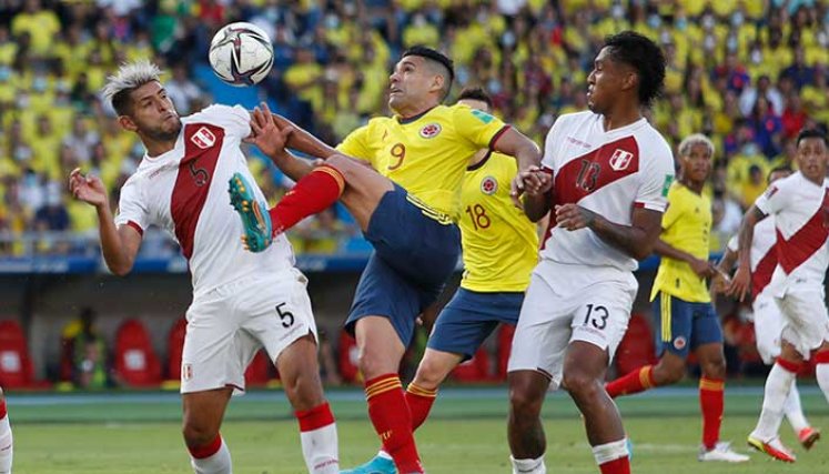 Radamel Falcao García en una de las acciones en el partido contra Perú.