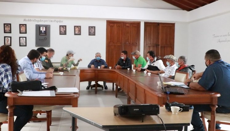 En el palacio municipal se reúnen líderes comunales con funcionarios de la Empresa de Servicios Público y la alcaldía para buscar soluciones concretas a la problemática de contaminación ambiental en el relleno sanitario.