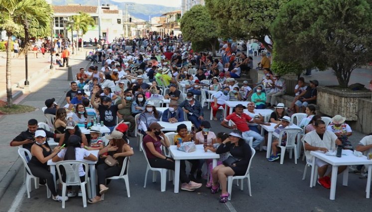 La gente disfruta en la Zona Cero.