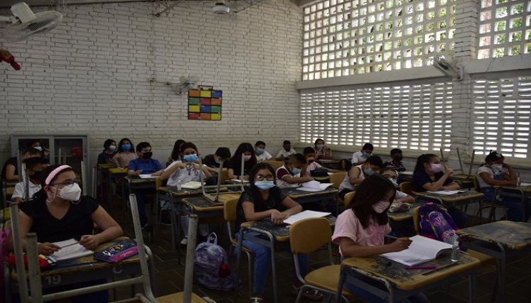 El uso del tapabocas y el lavado de manos son prioritarios. El MEN eliminó la restricción de aforos.   Arriba, el alcalde Jairo Yáñez acompañó el proceso de regreso a clases./ Fotos: Pablo Castillo y cortesía / La Opinión 