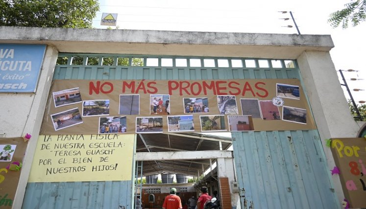 Pancartas que dejaron afuera de la institución. / Foto: Jorge Gutiérrez / La Opinión 