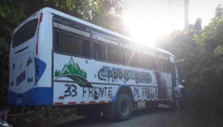 Pánico por bus atravesado en vía de El Tarra hacia Tibú./Foto: cortesía