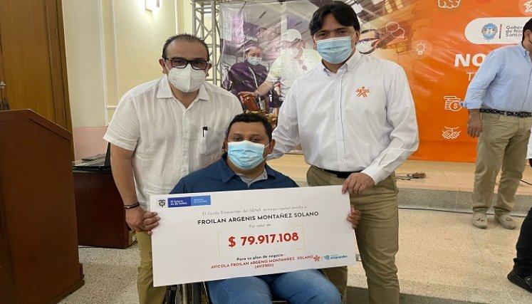 Millonarios cheques simbólicos fueron entregados a emprendedores de la región./Foto: cortesía
