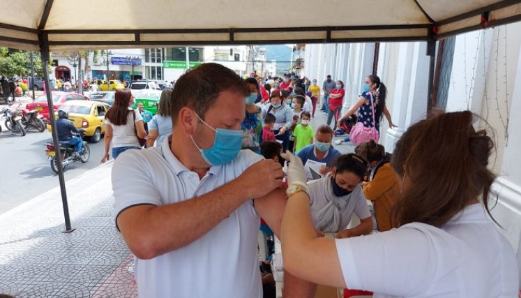 Las autoridades sanitarias recomiendan completar con los esquemas de vacunación para evitar la propagación del virus.