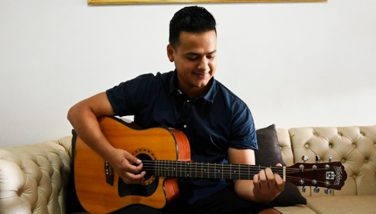 Desde niño le gustó la música y ahora espera convertirse en un gran artista.