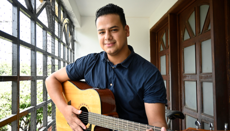 Su guitarra ha acompañado cada paso en vida musical.