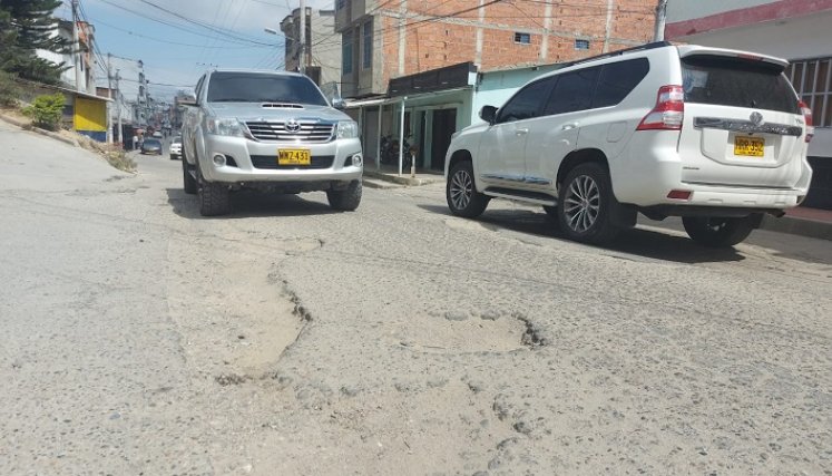 Moradores del barrio Juan XXIII solicitan la adecuación de las calles deterioradas. Existen 2 mil millones de pesos para la adecuación del anillo vial y no se ejecutan. / Foto: Javier Sarabia / La Opinión 