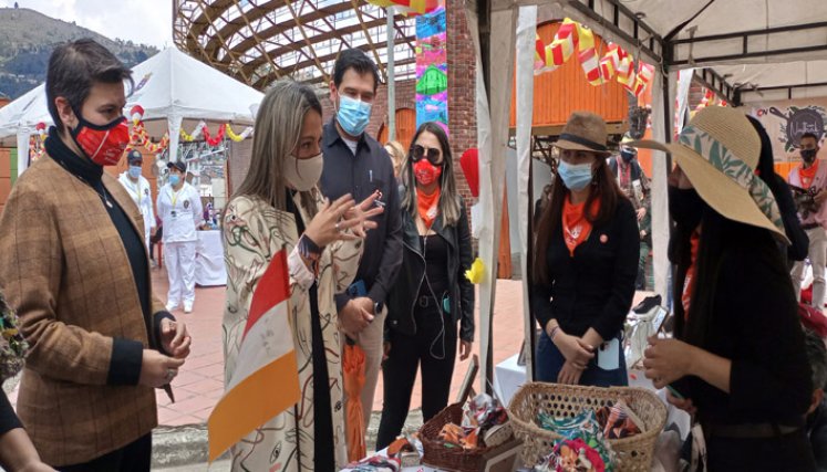 La viceministra recorrió los puntos de emprendimientos en Pamplona. Foto: Roberto Ospino/La Opinión.