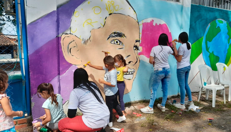 Entre todos pintaron y dieron vida al mural. 