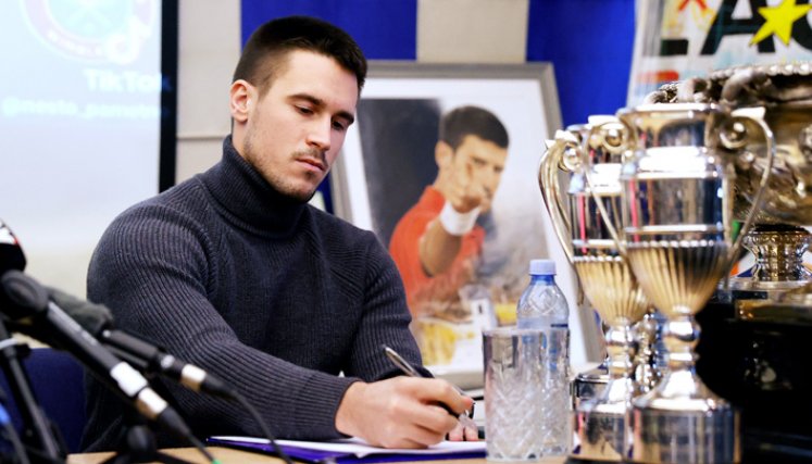 El hermano del tenista serbio Novak Djokovic, Djordje, da una conferencia de prensa en Belgrado, el 10 de enero de 2022, después de que un juez en Australia anulara la cancelación de la visa de su hermano. / Foto: AFP