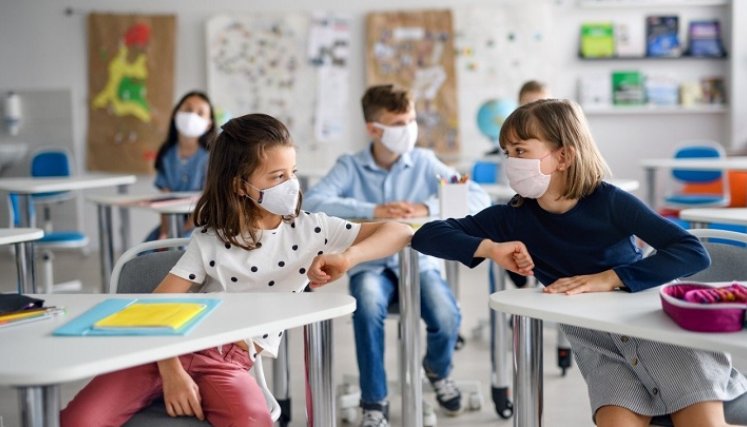 A los niños también les puede resultar difícil mantener la distancia física con sus amigos y sus docentes en la escuela./Foto archivo La Opinión