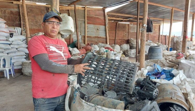 La iniciativa de un reciclador crece para transformar el plástico en utensilios de uso en el hogar. / Foto: Cortesía / La Opinión 