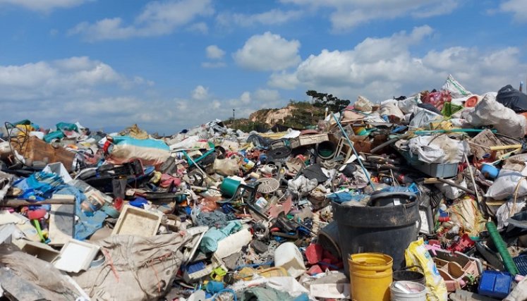 En un lote rumbo al relleno sanitario se observa montañas de residuos sólidos.