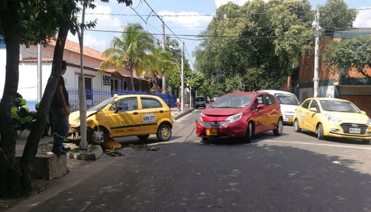 Imprudencia vial terminó en choque sin gravedad 