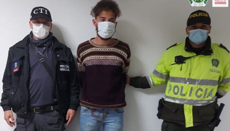 Brayan Durán Rojas habría golpeado en repetidas oportunidades la cabeza a su madre con un ladrillo que llevaba en una maleta. / Foto: Colprensa