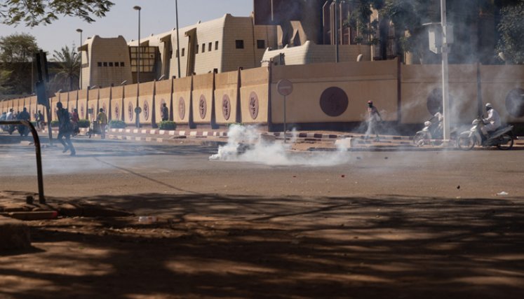 Las fuerzas de seguridad disparan gases lacrimógenos contra las personas que se reunieron en la plaza de la Nación para apoyar a los militares en Uagadugú. El domingo estallaron disparos en varios cuarteles del Ejército en Burkina Faso, lo que llevó al gobierno a negar que los militares hubieran tomado el control del notoriamente Estado volátil del Sahel. / Foto: AFP