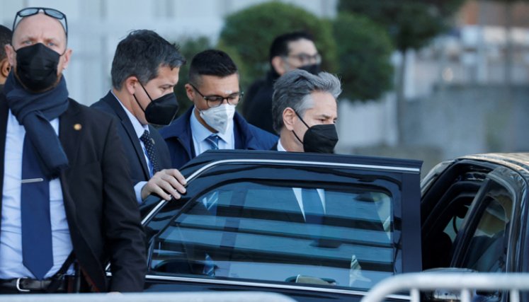 El secretario de Estado de EE. UU., Antony Blinken, sube a un automóvil cuando sale del hotel President en Ginebra el 21 de enero de 2022 después de la reunión con el ministro de Relaciones Exteriores de Rusia, Sergei Lavrov. / Foto: AFP