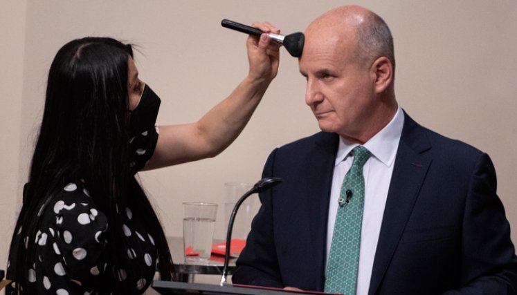  Un maquillador le da los toques finales al candidato presidencial de Costa Rica, José María Figueres, del partido Liberación Nacional, antes de un debate. / Foto: AFP