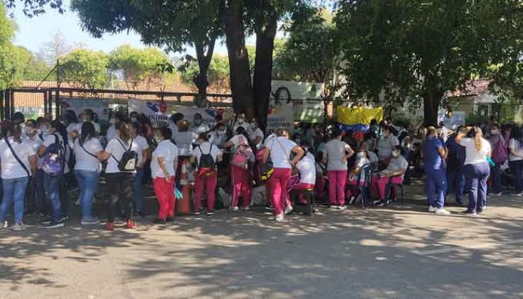 Madres comunitarias y ‘Fami’, quienes prestan sus servicios en los hogares bajo responsabilidad del Instituto Colombiano de Bienestar Familiar, se plantaron afuera de la Regional del #ICBF, en #Cúcuta, para rechazar la “ración de hambre” que quieren darles a los niños y niñas.