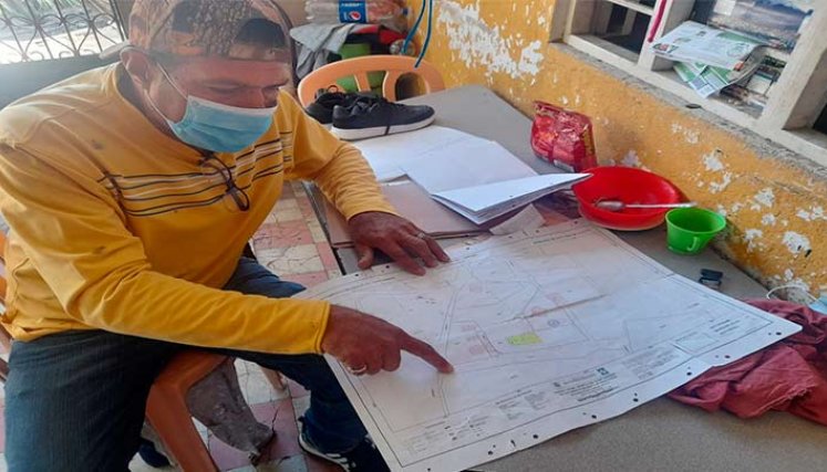 Lino Rincón Villamizar muestra aquí la carta catastral que confirma que su predio no está en el espacio publico
