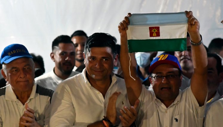 El opositor Sergio Garrido, un desconocido en la política nacional, se impuso con 14 puntos de ventaja sobre el exvicepresidente y excanciller Jorge Arreaza. / Foto: AFP