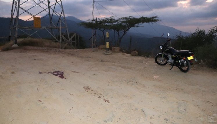 La motocicleta de la víctima quedó en el lugar del ataque.