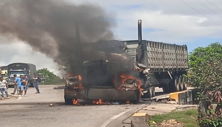 La tractomula en la que estaba escondido el guerrillero fue incendiada después