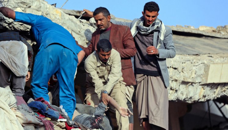 Los yemeníes buscan sobrevivientes luego de un ataque aéreo liderado por Arabia Saudita contra una prisión en el bastión hutí de Saada en el norte de Yemen. / Foto: AFP