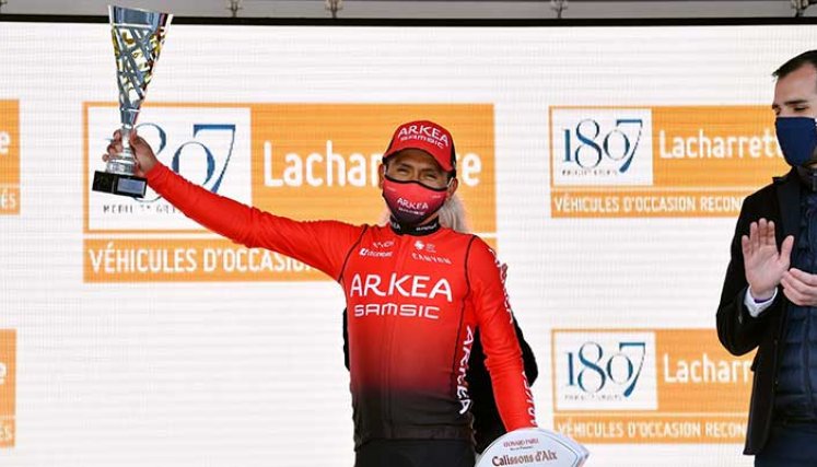 Nairo Quintana  muestra el trofeo de campeón del Tour de la Provence 2022. 