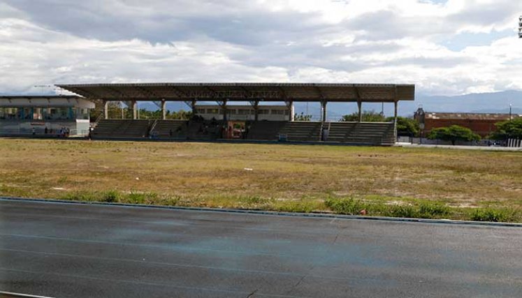 Hacía lucía la grama del estadio Centenario de Atletismo hace cuatro años.