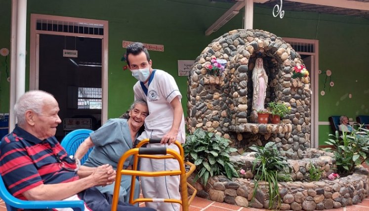 Los abuelos necesitan la ayuda de los corazones bondadosos.