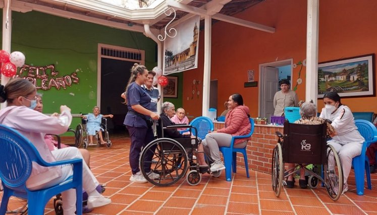 Las hermanas de la Divina Providencia coordinan acciones en el hogar de los abuelos.