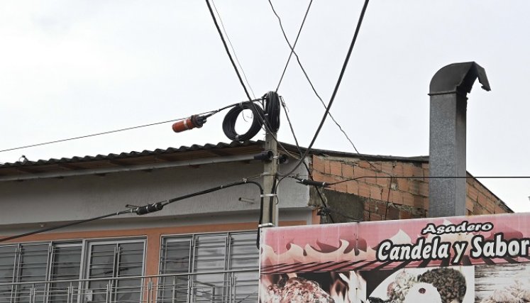 Los ladrones se robaron el cable de una alarma comunitaria. / Foto: Jorge Gutiérrez / La Opinión 