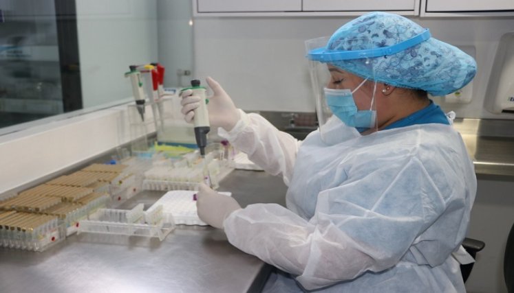 Antes de transfundir sangre se hacen los exámenes de laboratorios. 