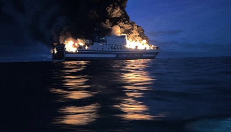 Incendio de un barco en Grecia.
