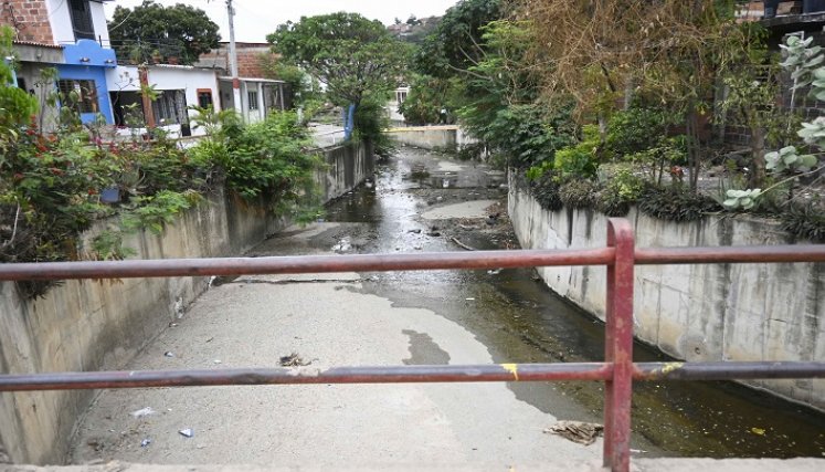 Canal de aguas lluvias contaminado. / Foto: Jorge Gutiérrez / La Opinión 