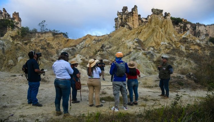 Miles de turistas llegan a la zona para apreciar las formaciones rocosas.