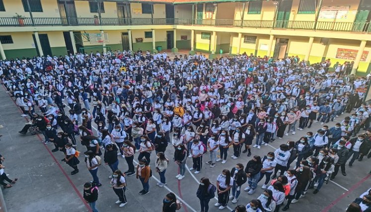 Gran número de estudiantes se hacen presentes en las instituciones educativas.