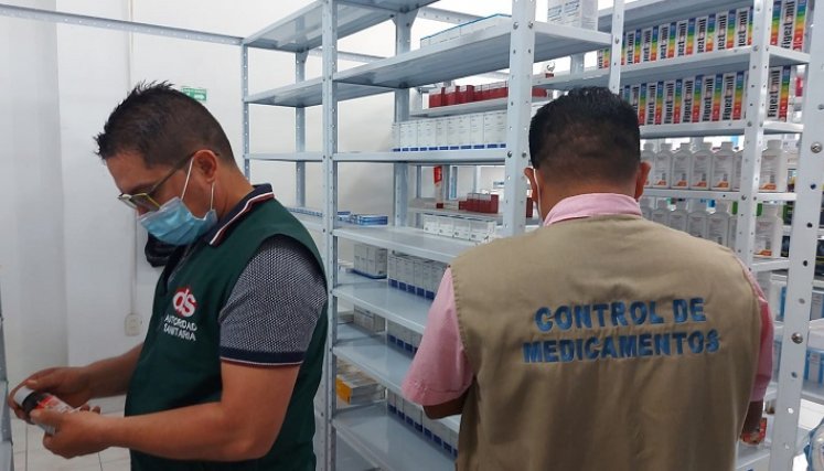 Funcionarios del Instituto Departamental de Salud verifican los medicamentos.
