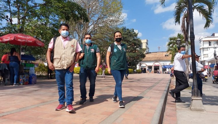 Funcionarios recorren las farmacias para orientar a los droguistas.