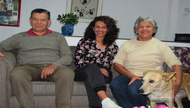 Mónica Juliana (centro) con los padres, Julio Hernández y Rosalba Parada. Foto: Cortesía/La Opinión.