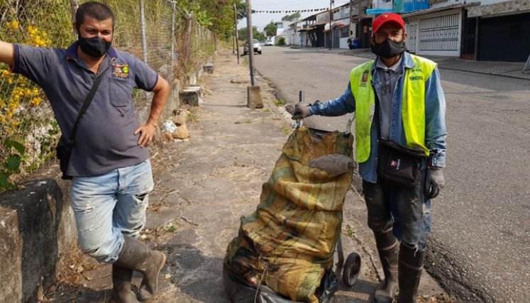 Nixon Gámez lleva tres años reciclando en San Cristóbal. 